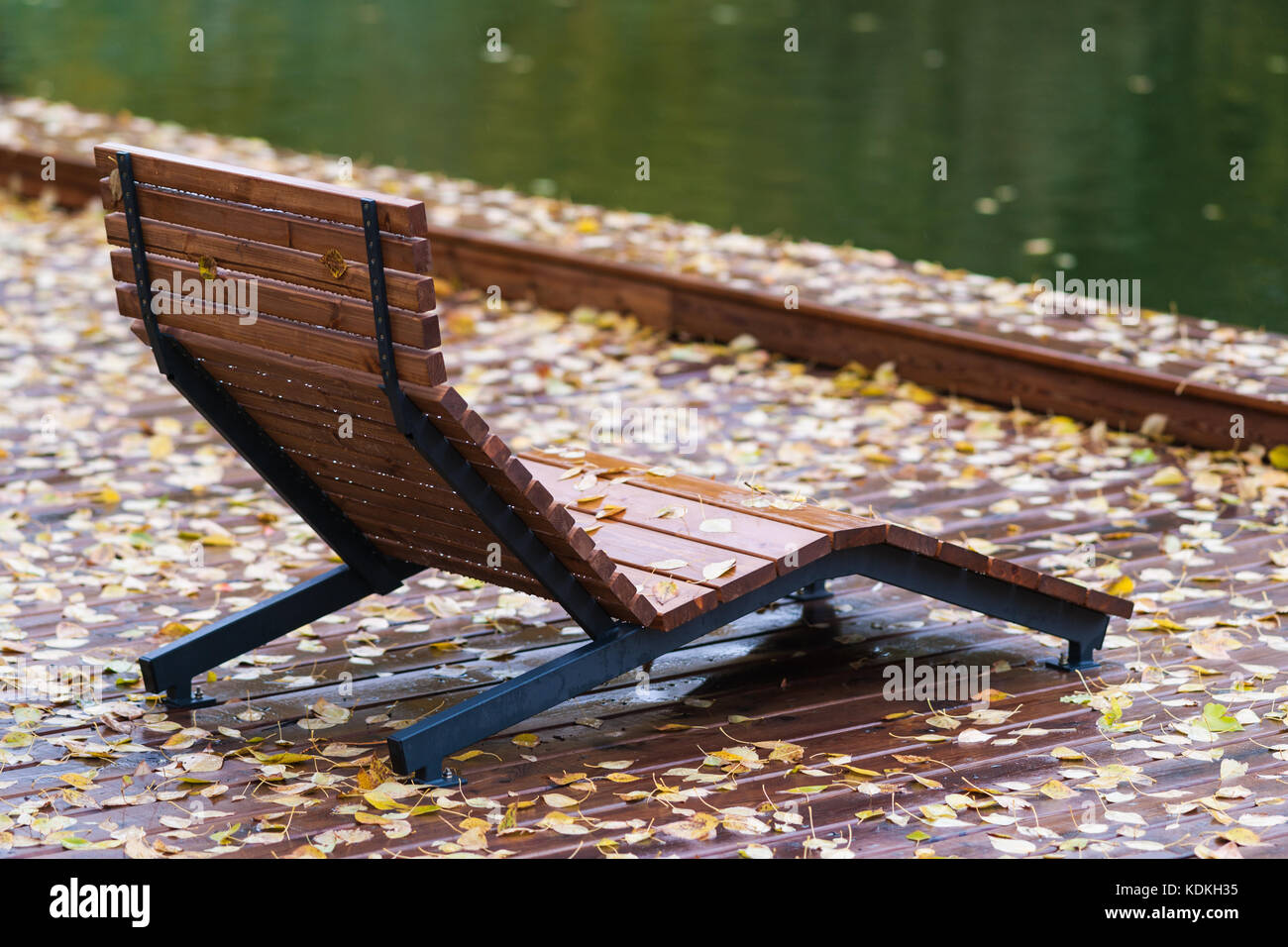 Météo russe, Moscou. samedi 14 octobre, 2017 jour nuageux pluvieux.. la température de  +6 с ( +43f). plutôt sombre dehors même dans la matinée. Les gens préfèrent rester à la maison. Les rues et les parcs sont presque vides. terrasse en bois et une chaise en bois plage soleil ou par le parc Gorky étang recouvert de feuilles jaune doré. saison d'automne à Moscou. crédit : Alex's pictures/Alamy live news Banque D'Images