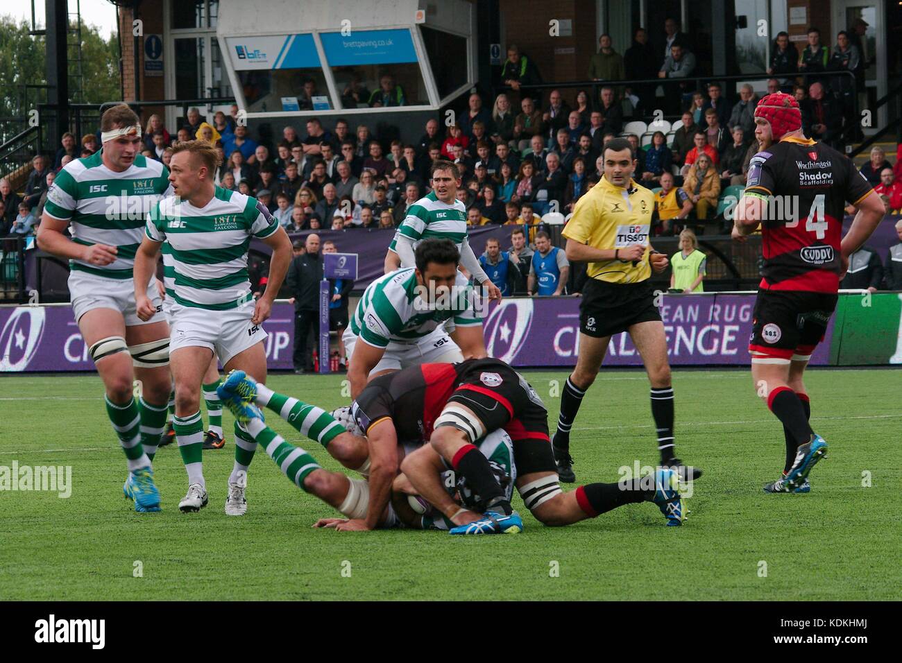 Newcastle upon Tyne, Angleterre, 14 octobre 2017. Ollie Griffiths, capitaine des Dragons, affrontant Gary Graham des Falcons de Newcastle lors de la Coupe d'Europe du défi de rugby à Kingston Park. Crédit : Colin Edwards/Alamy Live News. Banque D'Images