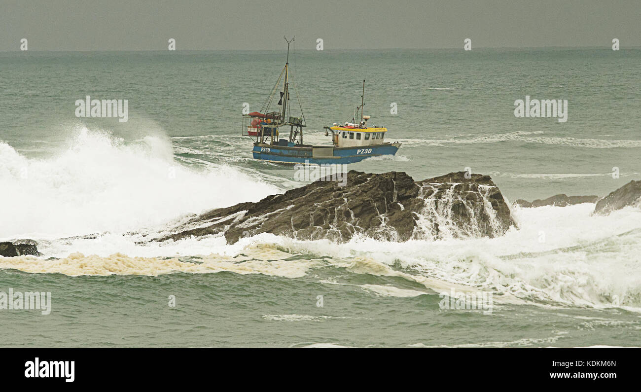 Newquay, Cornwall, UK. 14 octobre, 2017. L'ouragan Ophelia les vagues de tempête livre Plage de Fistral coïncidant avec l'université britannique championnats de surf 13 au 15 octobre.C'est le plus grand événement de surf par numéros concurrent organisé au Royaume-Uni. 14, octobre, 2017 Robert Taylor/Alamy Live News. Newquay, Cornwall, UK. Crédit : Robert Taylor/Alamy Live News Banque D'Images