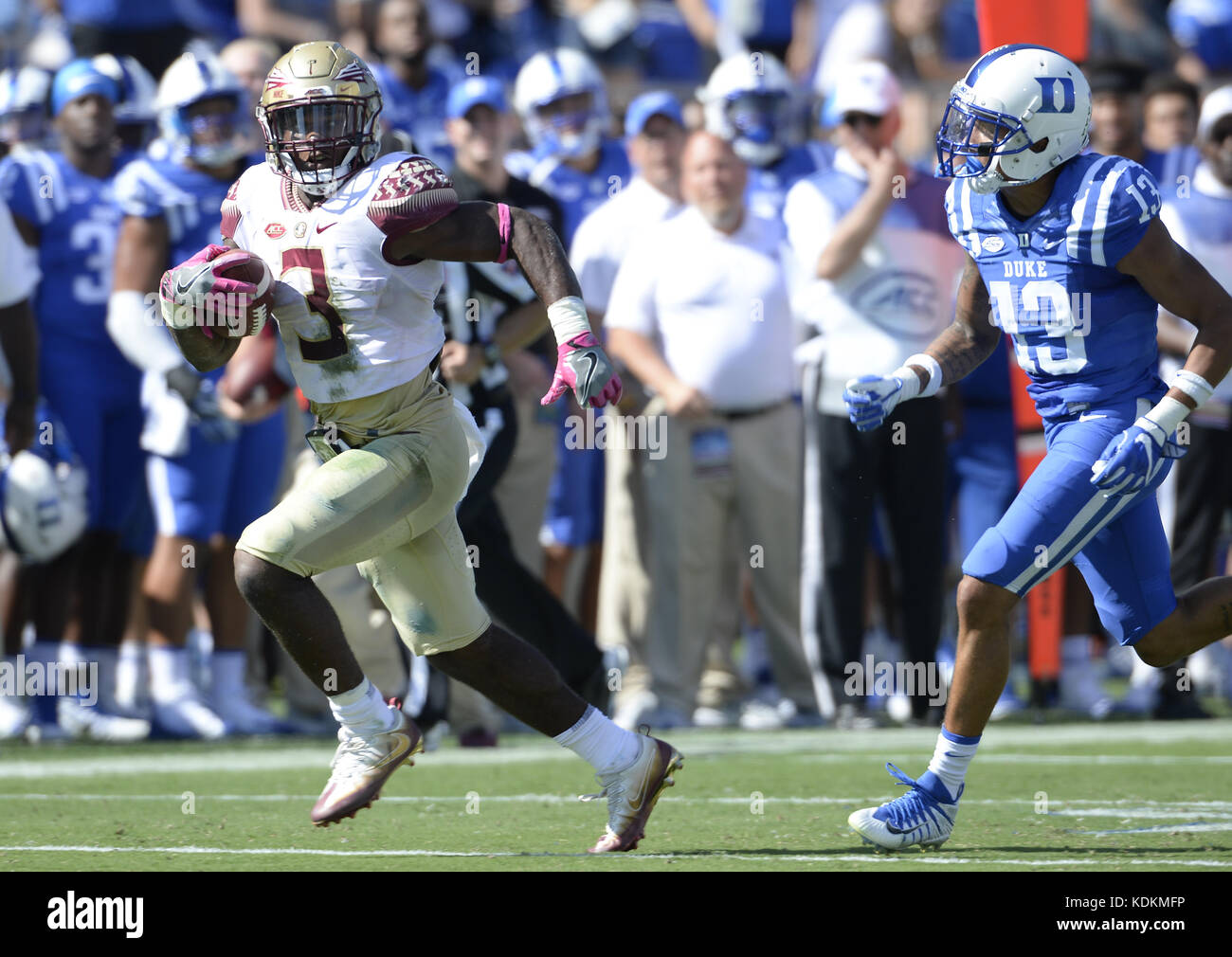 Durham, North Carolina, USA. 14Th Oct, 2017. Akers de came (3) de l'État de Floride se brise par la poursuite de Jordan Hayes (13) du duc de marquer un touché. Le Duke Blue Devils a joué la Florida State Seminoles dans un match de football qui a eu lieu sur le terrain à Brooks Wallace Wade Stadium à Durham, N.C. le samedi 14 octobre 2017. Florida State a gagné 17-10. Credit : Fabian Radulescu/ZUMA/Alamy Fil Live News Banque D'Images