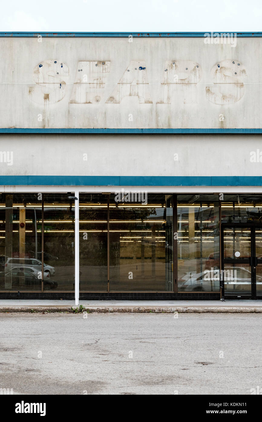 London, Ontario, Canada, 14 octobre 2017. La Cour supérieure a autorisé l'Ontario Sears Canada Inc. pour lancer ses lieux de sortie-de-business du 29 octobre au 22 janvier. L'entreprise insolvable était déjà sous la protection de crédit, et s'arrêter à ses 131 magasins, y compris le Westmount Mall à Londres, laissant 12 000 employés à travers le pays sans un travail. Sears s/logo store se connecter après la fermeture du magasin. Credit : Rubens Alarcon/Alamy Live News Banque D'Images