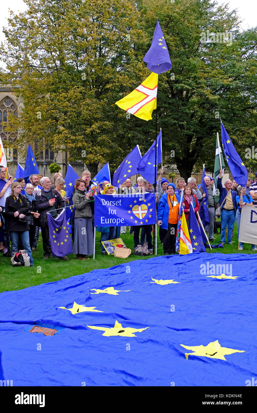 Bristol, Royaume-Uni. 14 octobre, 2017. Anti-Brexit participants participer à un rallye sur College Green dans le centre-ville. La manifestation était organisée par le groupe de pression pro-UE Bristol pour l'Europe pour célébrer la circonscription parlementaire européenne de sud-ouest de l'Angleterre et Gibraltar, et les avantages qu'ils se sentent la région bénéficie à la suite de l'adhésion à l'UE. Credit : Keith Ramsey/Alamy Live News Banque D'Images