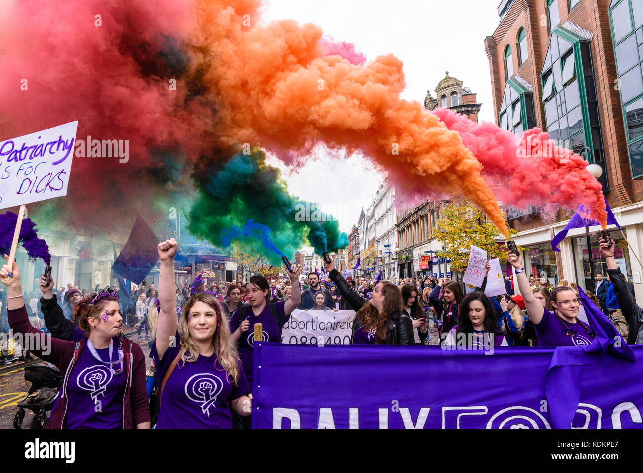 Belfast, Irlande du Nord. 14/10/2017 - Rallye pour organiser un défilé de choix à l'appui de pro-choix, les droits à l'avortement et les droits des femmes en la matière. Environ 1200 personnes ont assisté à l'événement. Banque D'Images