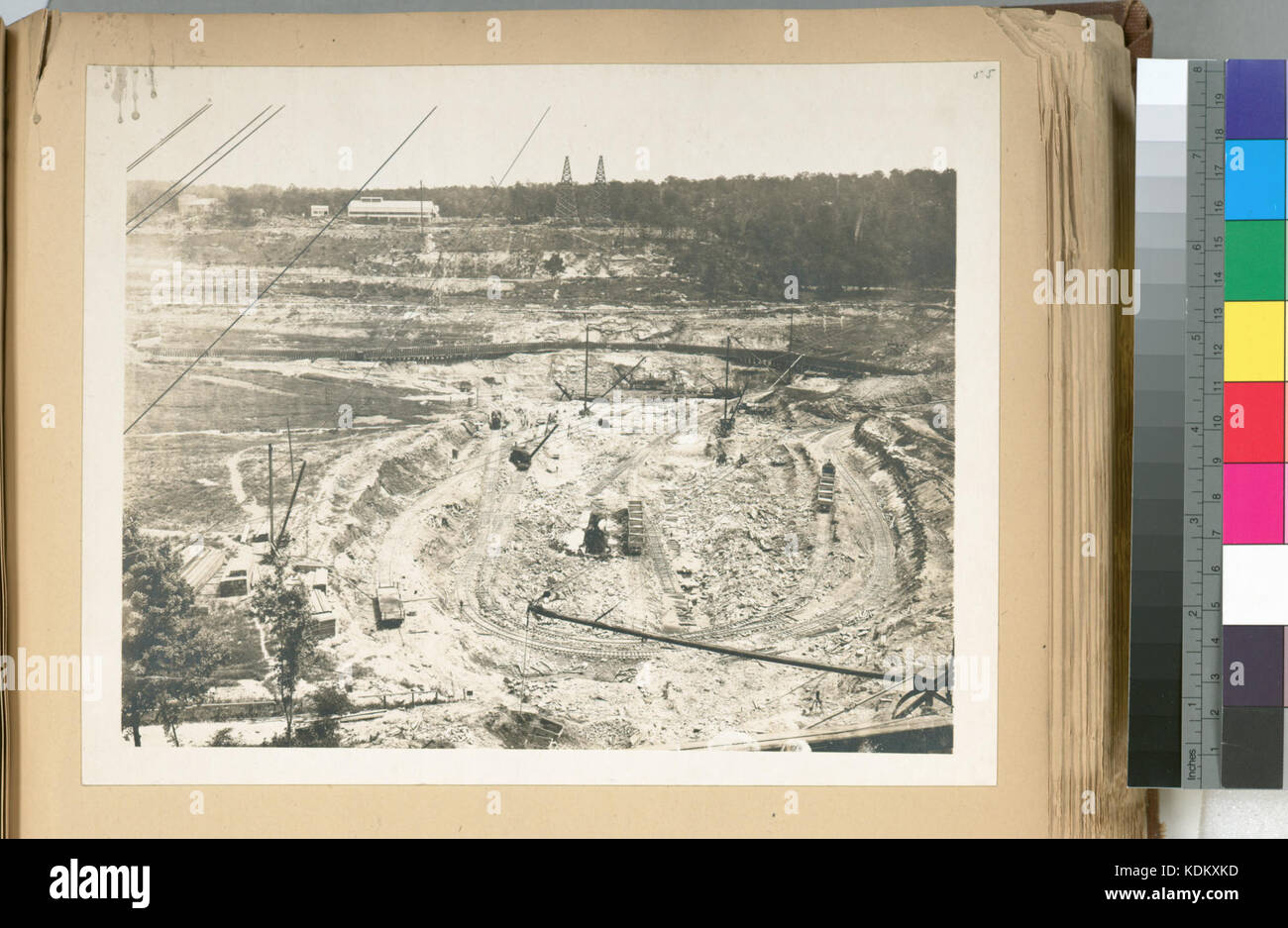 Cette photographie historique montre les fouilles pour la fondation du barrage de Kensico en cours. L'image montre également une gouttière en bois utilisée pour contrôler le débit de la rivière Bronx, un élément clé du processus de construction de cet important projet d'approvisionnement en eau à New York. La date de la photographie est le 30 juillet 1912. Banque D'Images