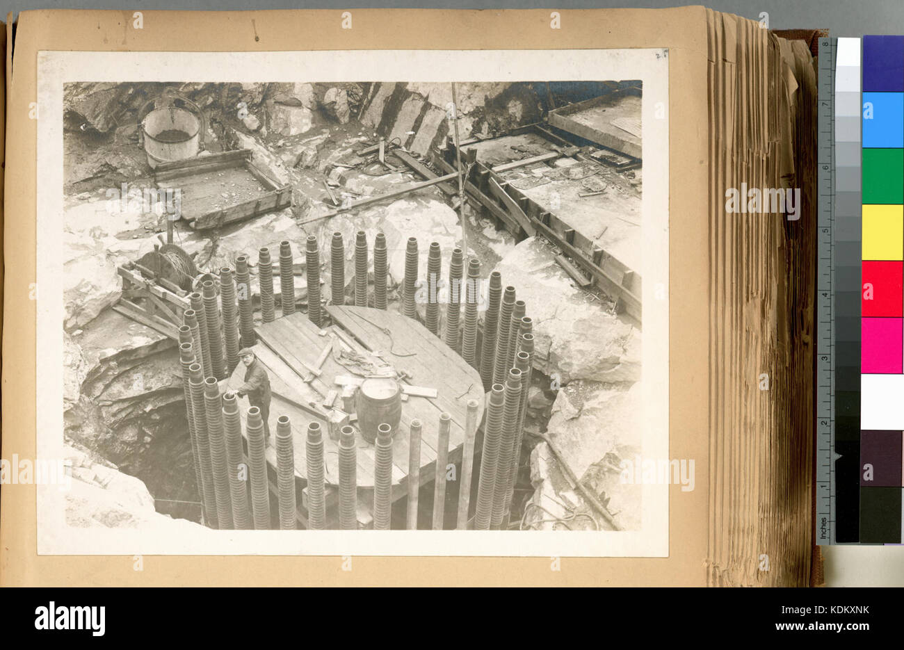 Pression d'Hudson tunnel. Les colonnes du tuyau ondulé en position en haut de l'arbre de drainage. Les trois colonnes de ne pas indiquer l'emplacement de carton ondulé à l'injecteur. Durée du contrat 90. 20 octobre 1913 (NYPL b13814376 435504) Banque D'Images