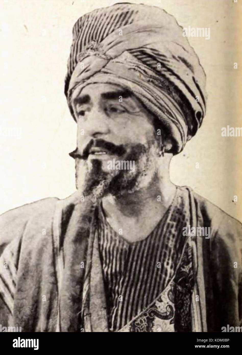 Kismet (1920) est un film muet réalisé par William Desmond Taylor, avec Theodore Roberts. Le film est basé sur la pièce de 1911 du même nom d'Edward Knoblock. Il raconte l'histoire d'un homme nommé Hajj, qui s'enchevêtré dans une série d'événements impliquant l'amour, la tromperie et le destin. Situé dans l'ancien Bagdad, le film présente de grands décors, des costumes et une atmosphère exotique, caractéristique des premières adaptations cinématographiques des pièces de théâtre. Banque D'Images