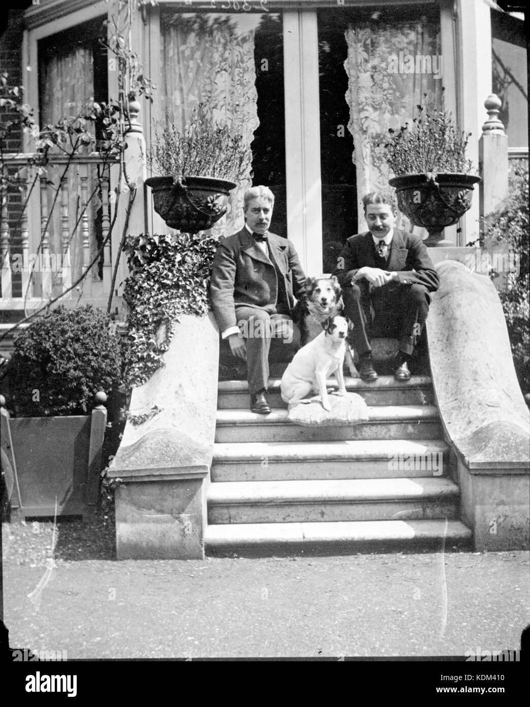 Howard Sturgis et William Haynes Smith sur les étapes avec deux chiens à Queen's Acres, Windsor, avant 1920 Banque D'Images