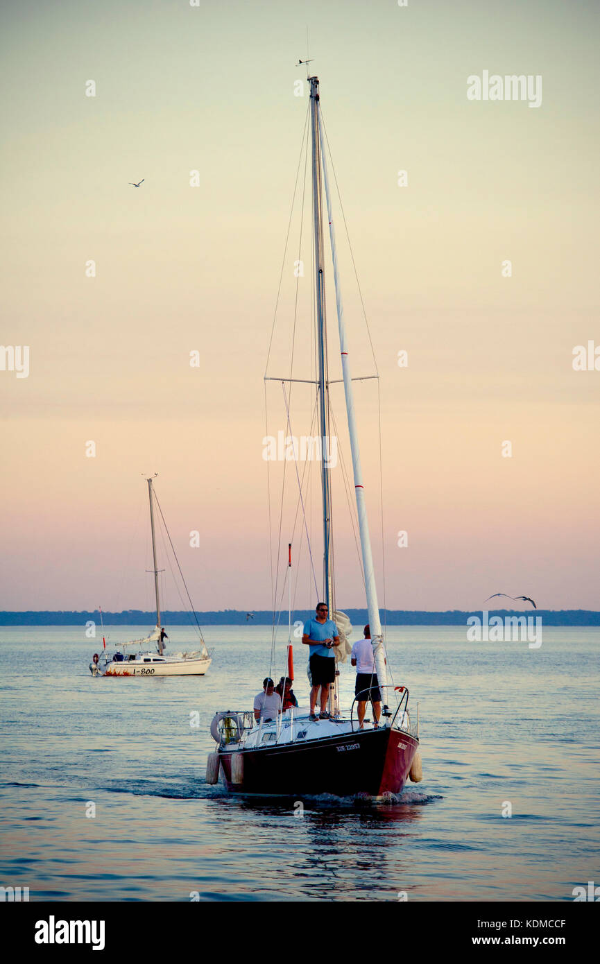 Location de voiles bas entrant oakville marina sur le lac Ontario Banque D'Images