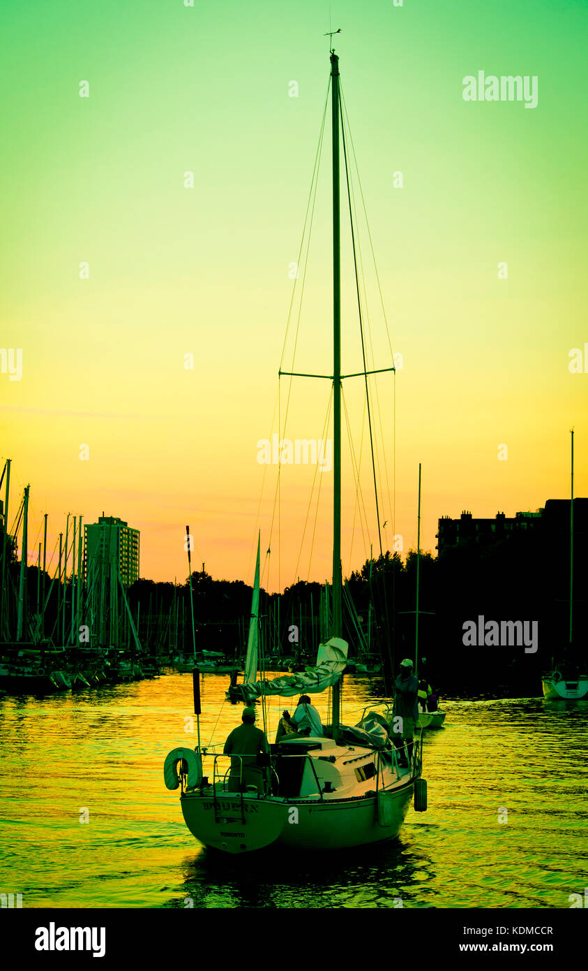 Location de voiles bas entrant oakville marina sur le lac Ontario Banque D'Images