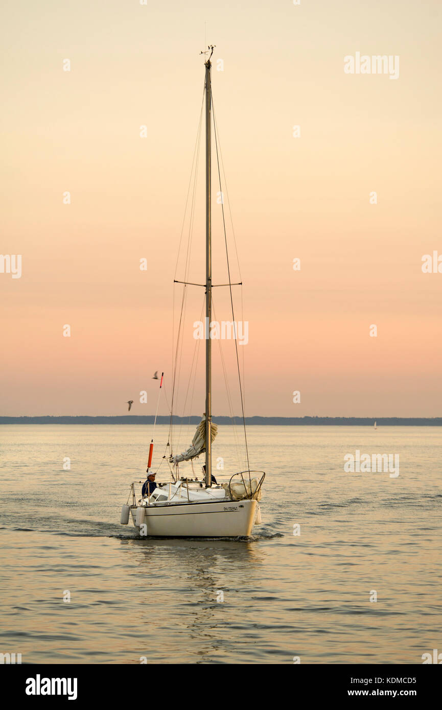 Location de voiles bas entrant oakville marina sur le lac Ontario Banque D'Images