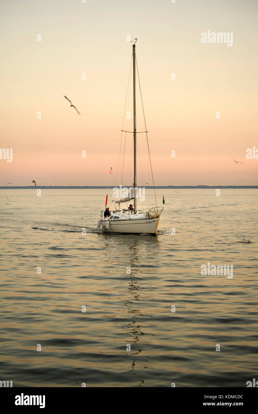 Location de voiles bas entrant oakville marina sur le lac Ontario Banque D'Images