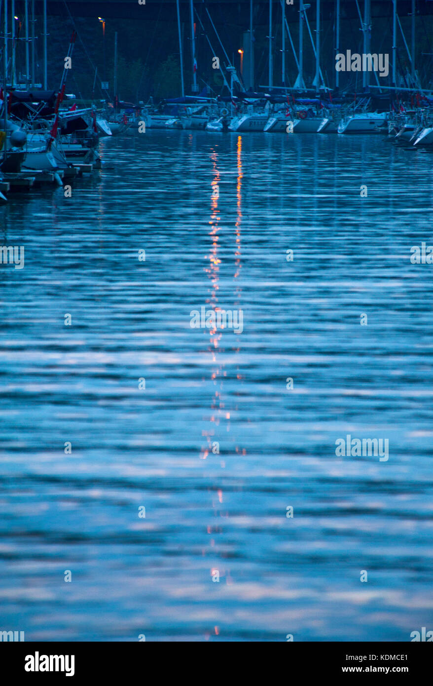 Lumières du soir reflète dans l'eau à Oakville, Ontario marina Banque D'Images