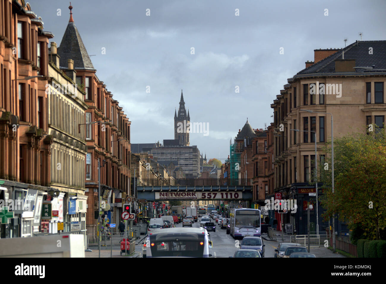 Le trafic important à partick gare pont sur Dumbarton Road, Glasgow, Royaume-Uni avec une rue de tènements voir l'université de Glasgow Banque D'Images