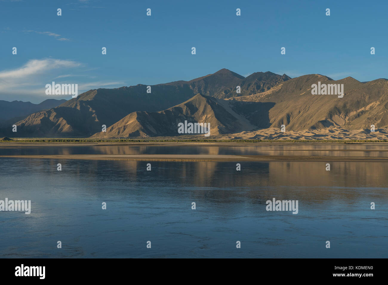 La rivière yarlung zambo et montagnes près de luzhou, Tibet Banque D'Images