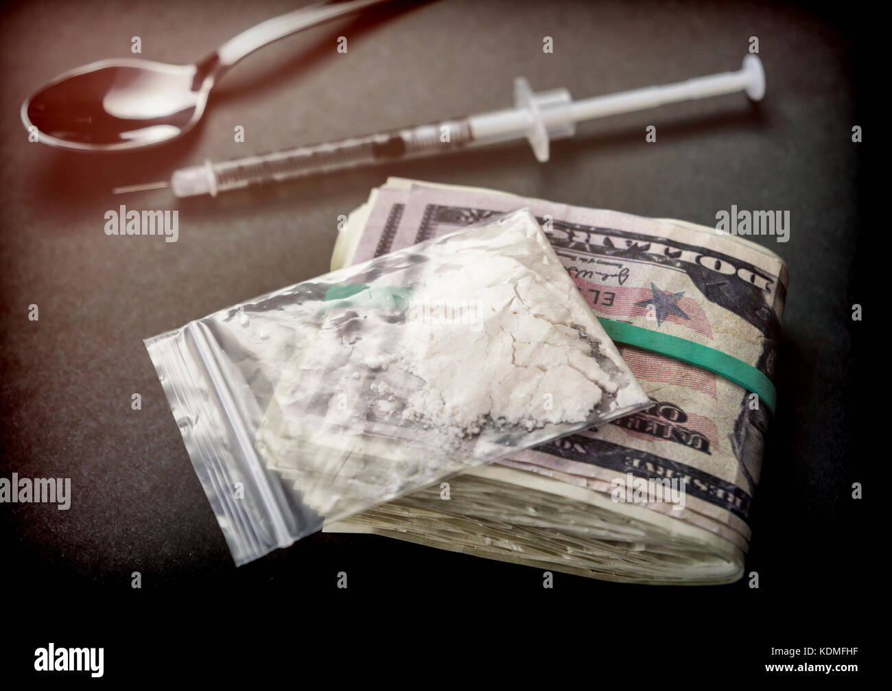 Sac de drogue ainsi que des billets d'un dollar, conceptual image Banque D'Images