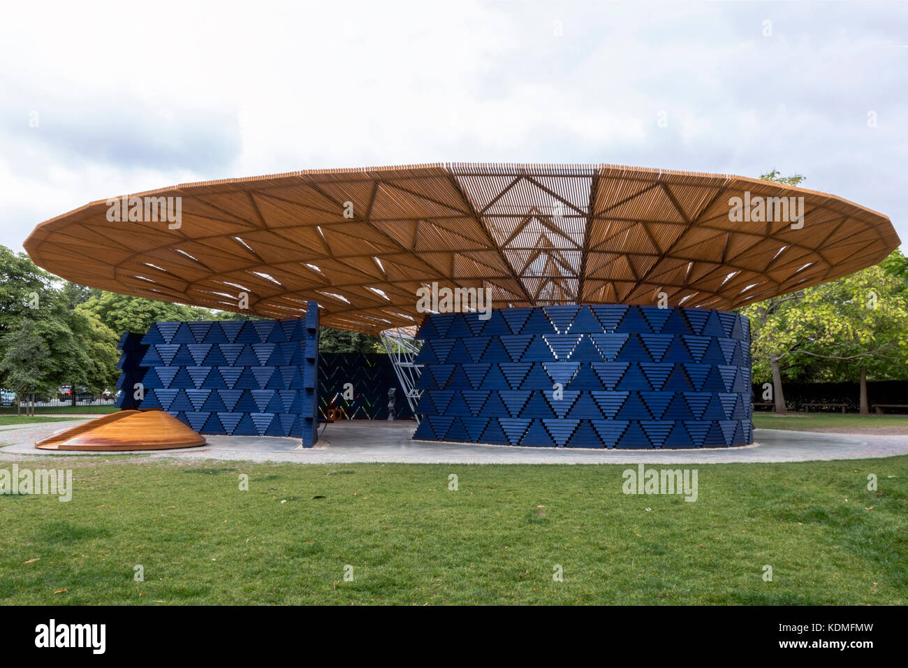 Pavillon en serpentin 2017, jardins de Kensington, Hyde Park Corner, Londres, conçu par l'architecte primé Diébédo Francis Kéré Banque D'Images