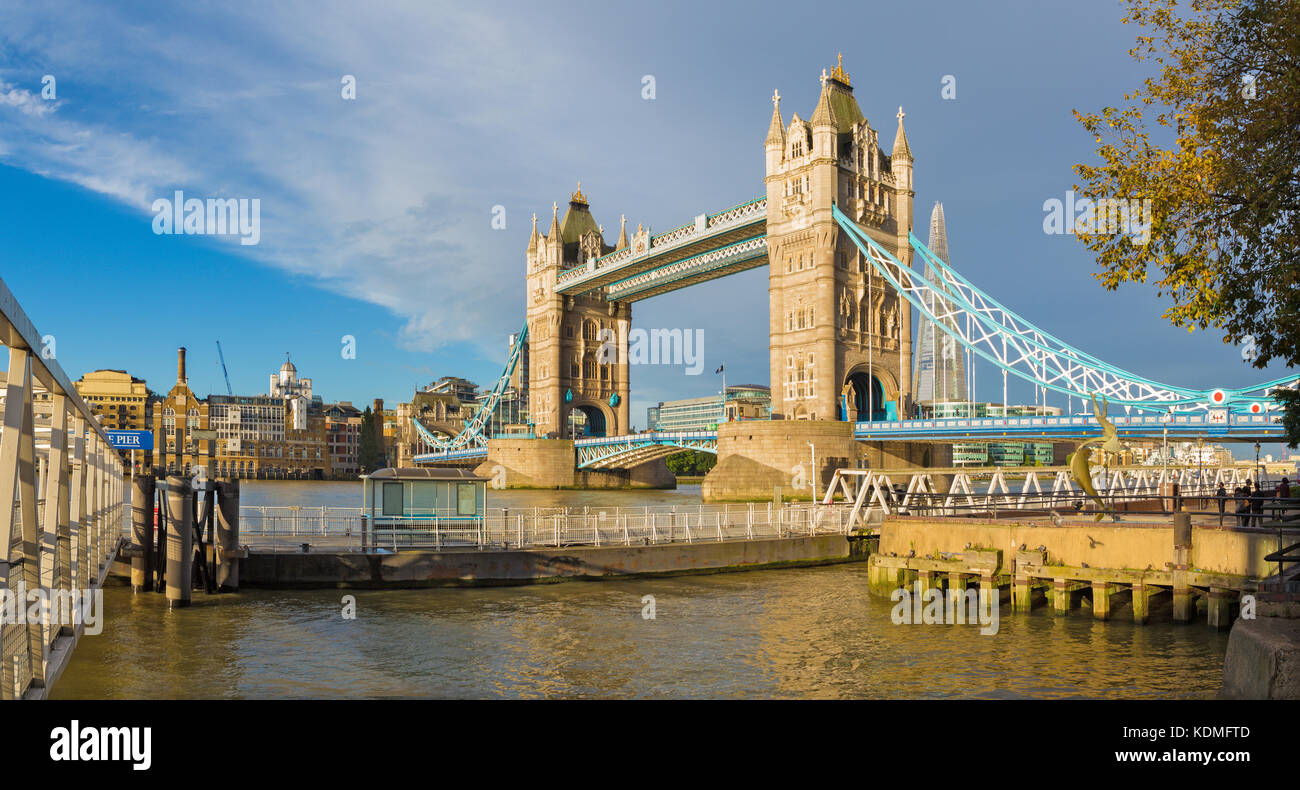 Londres - la tour shard et mariée dans la lumière du matin. de St Katharine pier. Banque D'Images