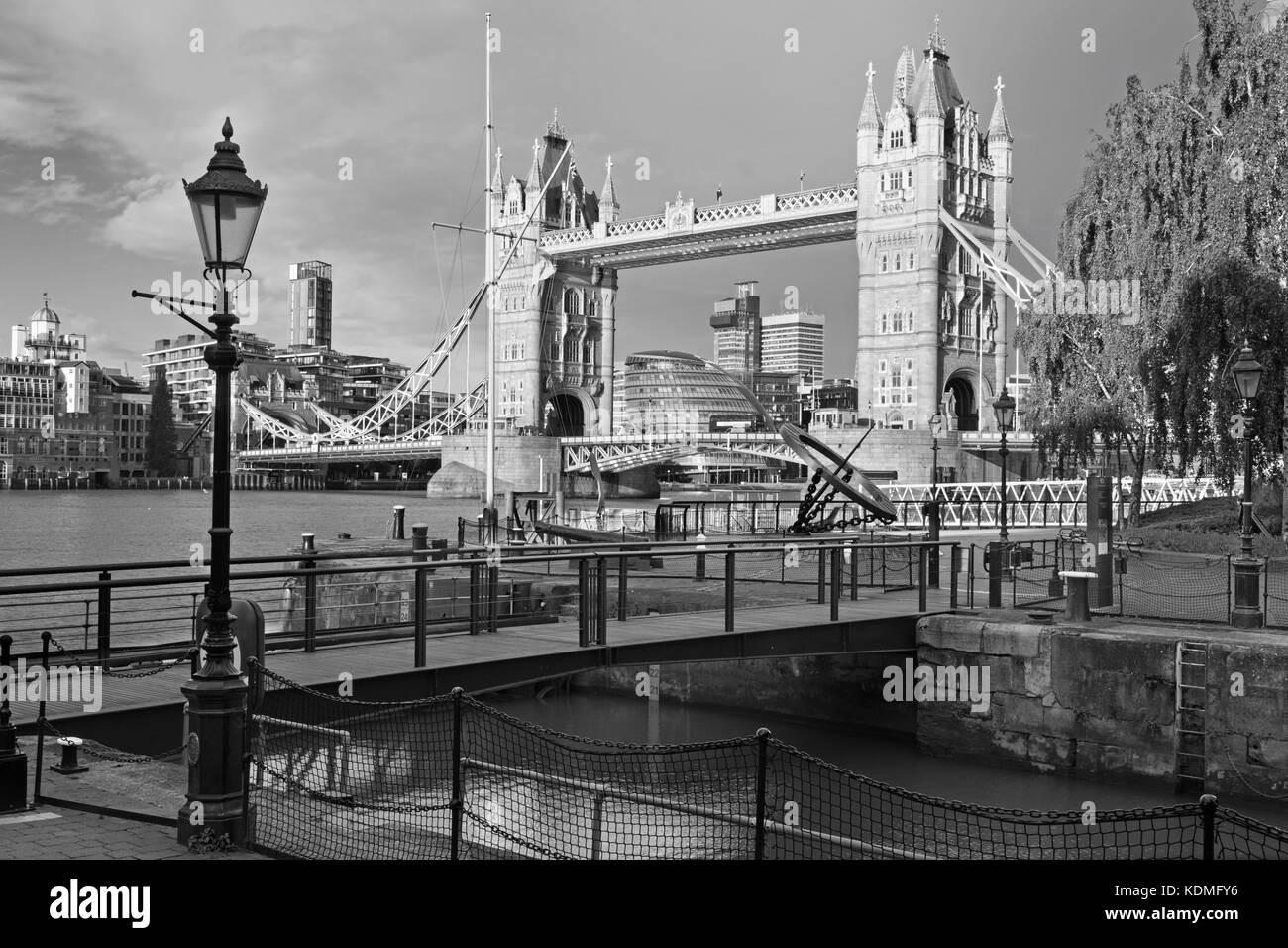 Londres - la tour promise et l'entrée dans st. katharine docks dans la lumière du matin. Banque D'Images