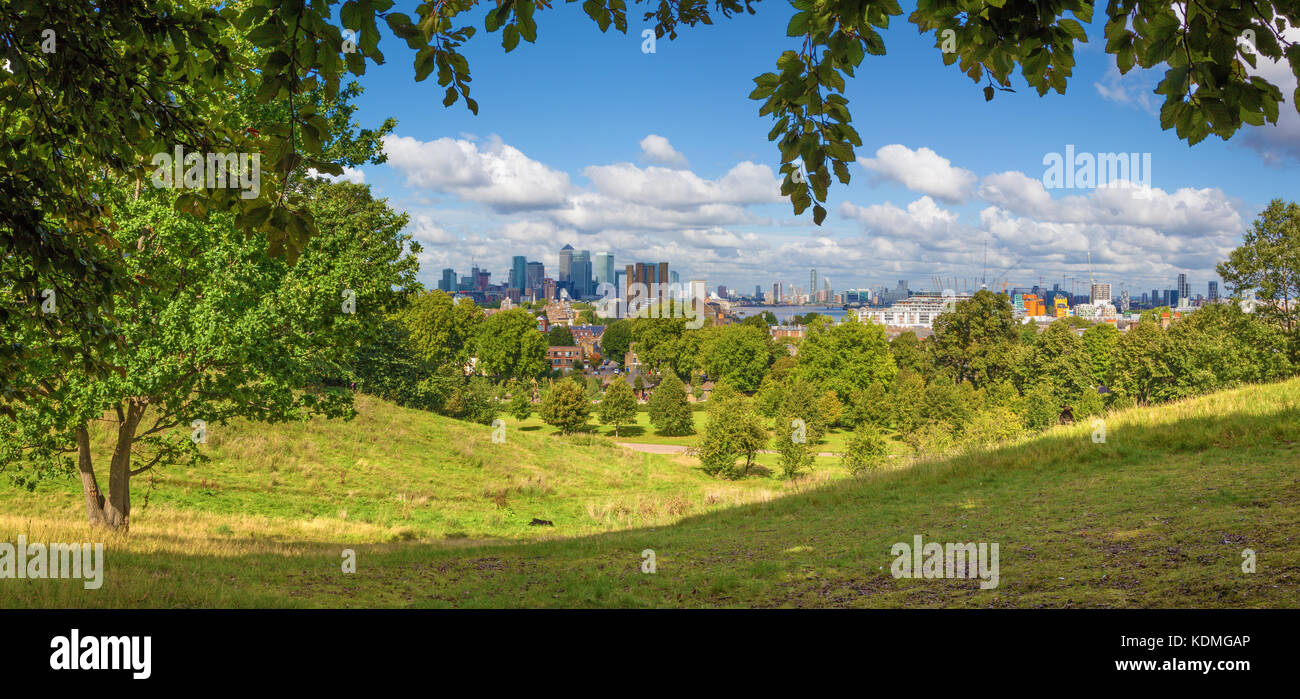 Londres - le panorama de la Canary Wharf et la ville de Greenwich park. Banque D'Images