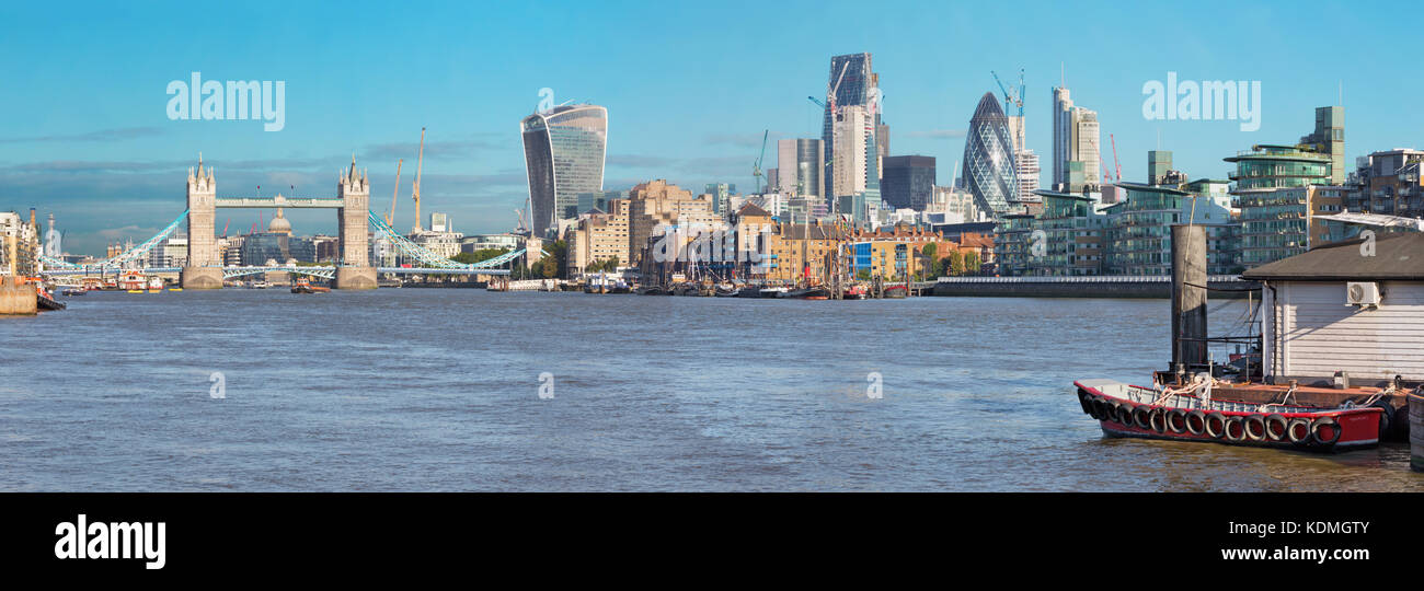 Londres - le panorama de la promenade Riverside et gratte-ciel dans la lumière du matin. Banque D'Images