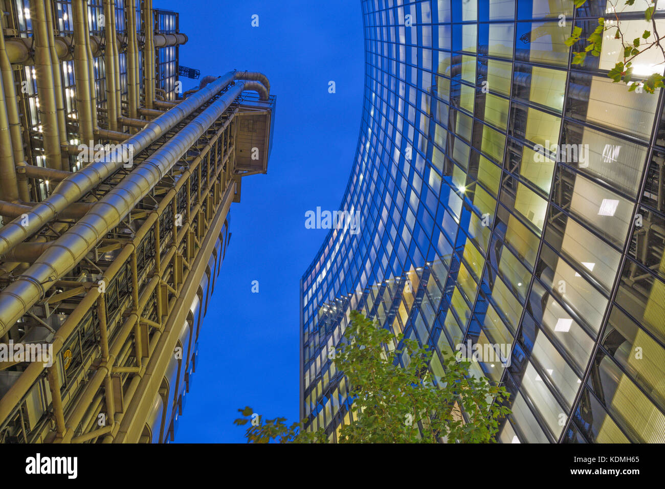 Paris, France - 18 septembre 2017 : les tours de l'édifice Willis et Lloyd's Building au crépuscule. Banque D'Images