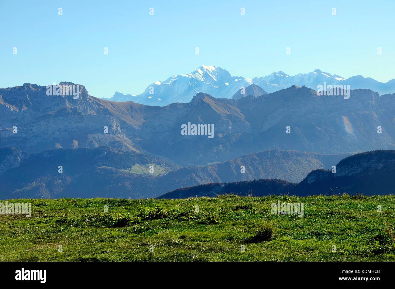 Mont-blanc et le paysage de montagnes de la tournette semnoz près d'annecy, Savoie, France Banque D'Images