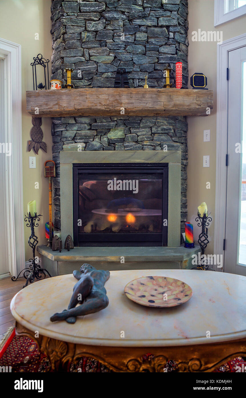 Haut de gamme, moderne, salle de séjour avec une cheminée en pierre et cheminée rustique dans le Vermont, USA. Banque D'Images