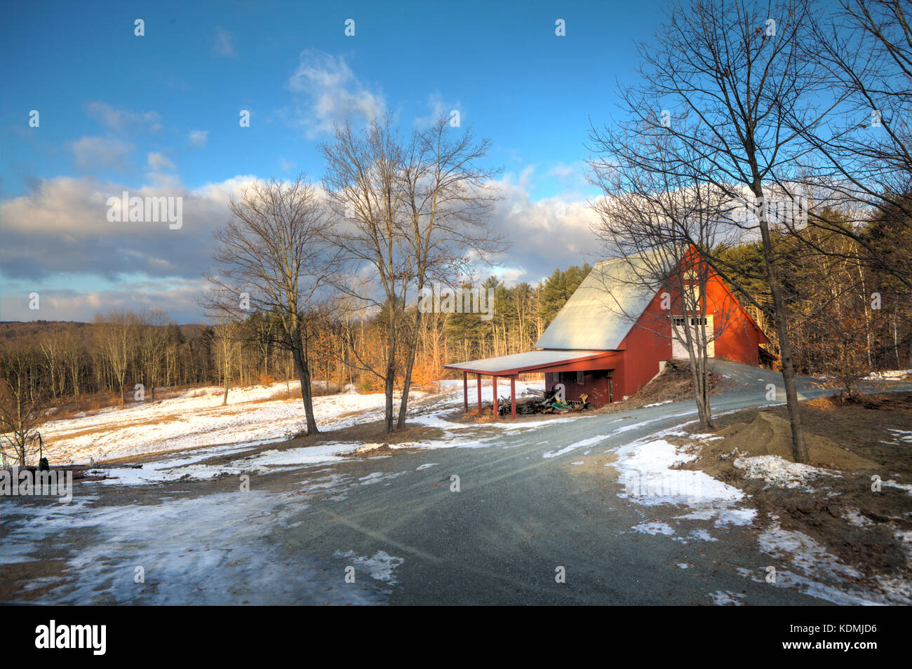 Red Horse Barn en hiver avec de la neige au sol à Hartland, VT, USA. Banque D'Images