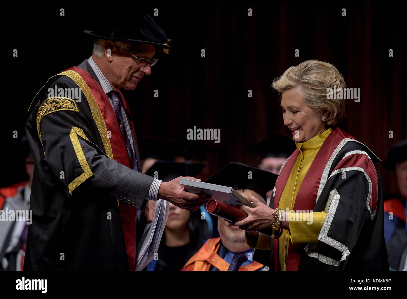 Hillary Clinton reçoit un doctorat honorifique et reçoit également un livre sur l'histoire de sa famille gallois de la part du Pro-Chancelier Sir Roderick Evans, à l'Université Swansea, en reconnaissance de son engagement à promouvoir les droits des familles et des enfants dans le monde entier, Un engagement partagé par l'Observatoire des droits de l'enfant et des jeunes de l'Université Swansea. Banque D'Images