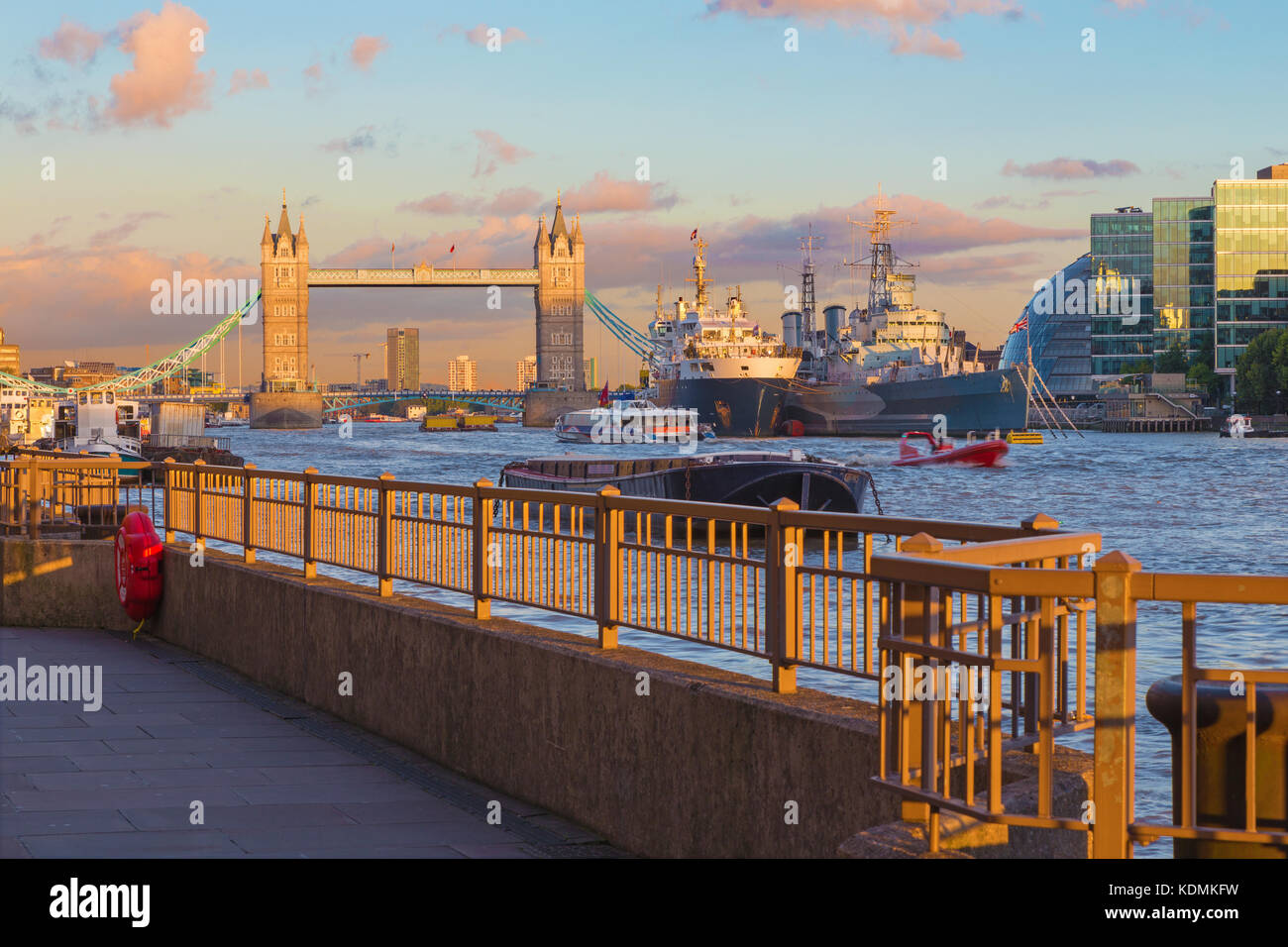 Londres - le Tower Bridge et riverside de lumière du soir. Banque D'Images