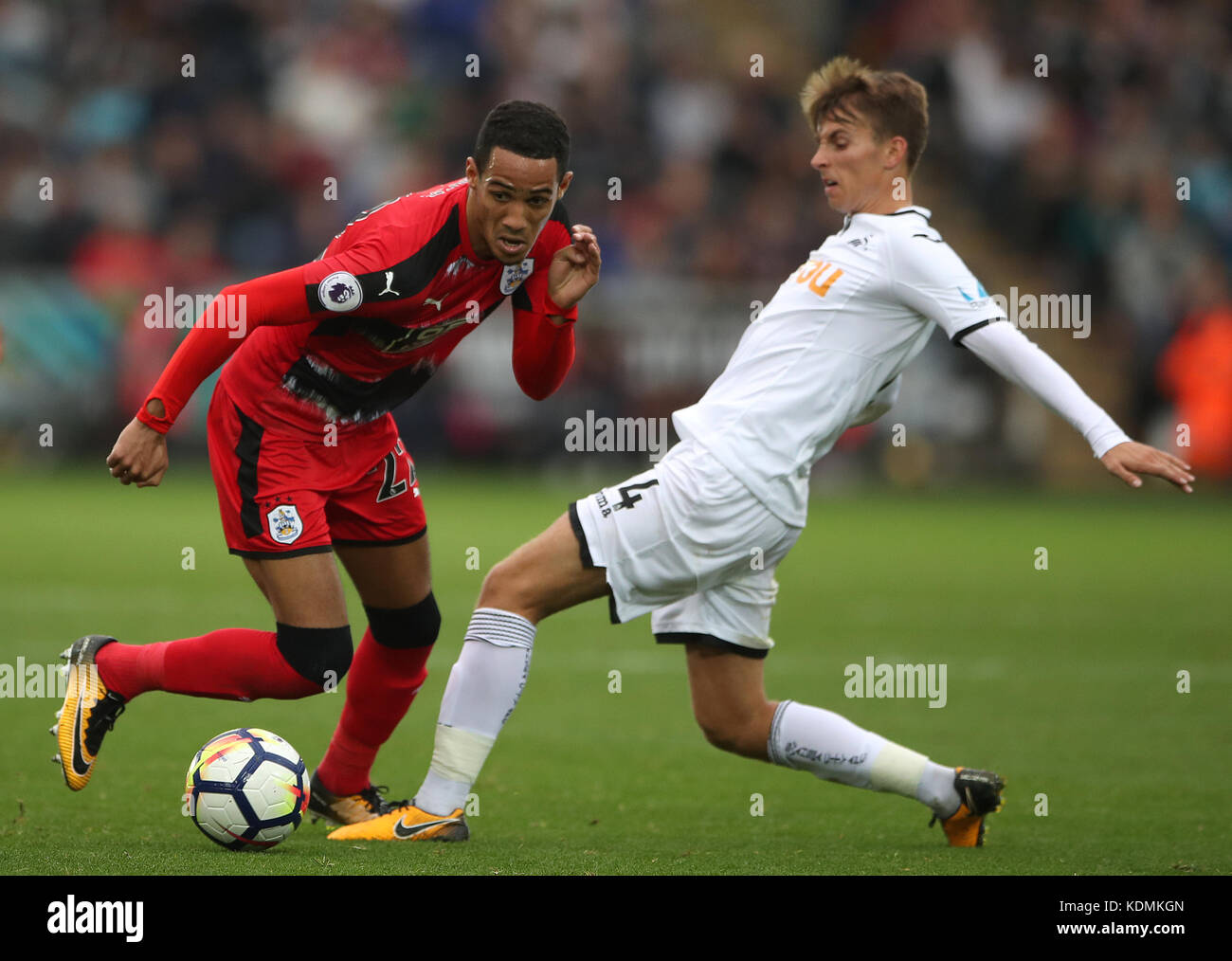 Tom Ince de Huddersfield Town (à gauche) et Tom Carroll de Swansea City se battent pour le ballon lors du match de la Premier League au Liberty Stadium, à Swansea. Banque D'Images