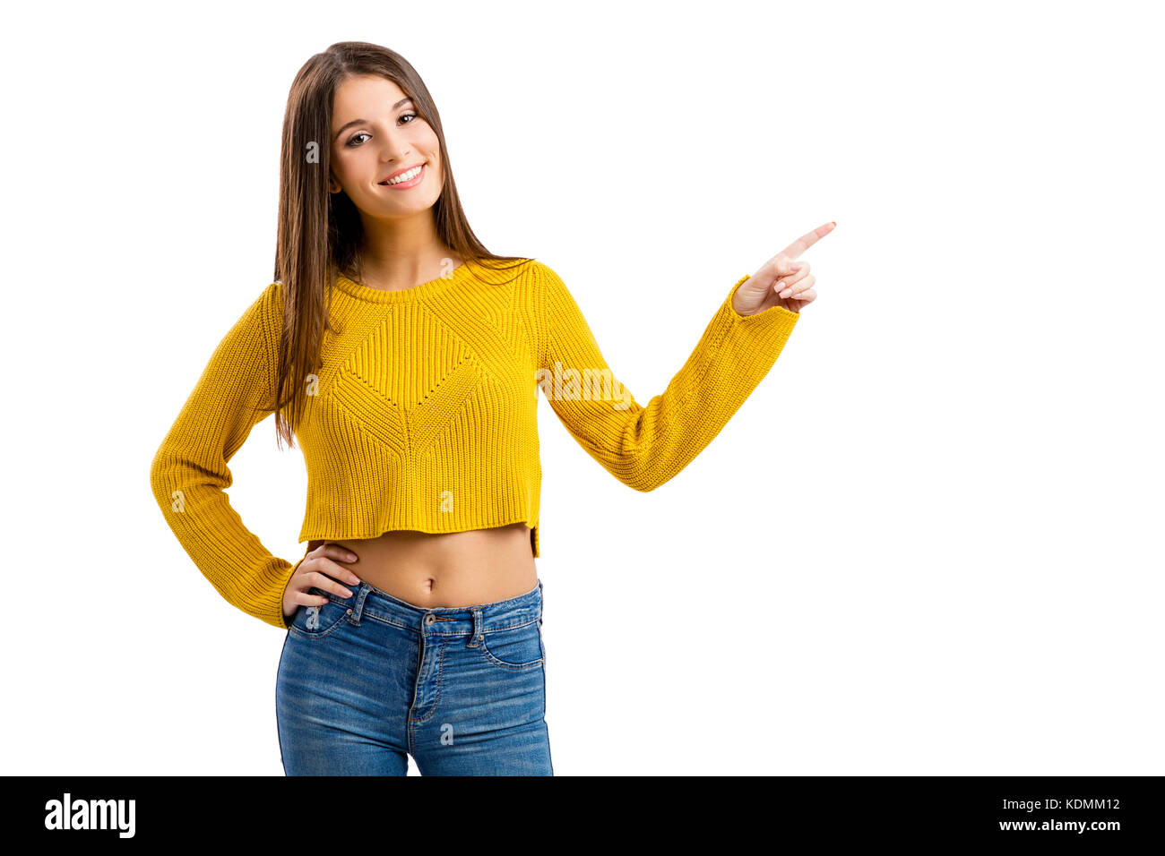 Belle et teenage girl pointing, isolé sur fond blanc Banque D'Images