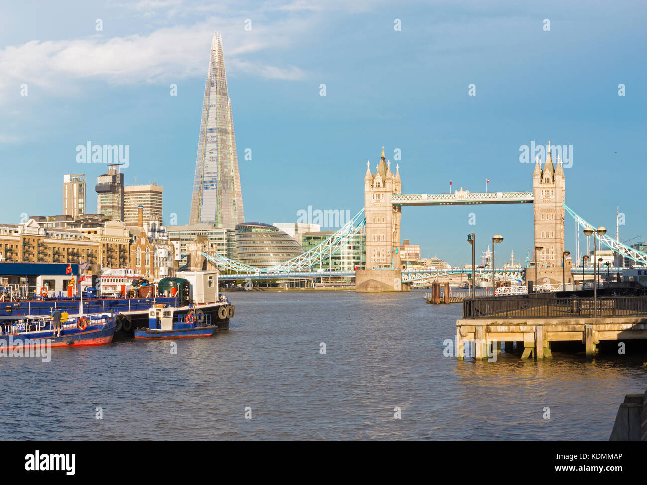 Londres - le panorama de la tower bridge, riverside en morinig la lumière. Banque D'Images