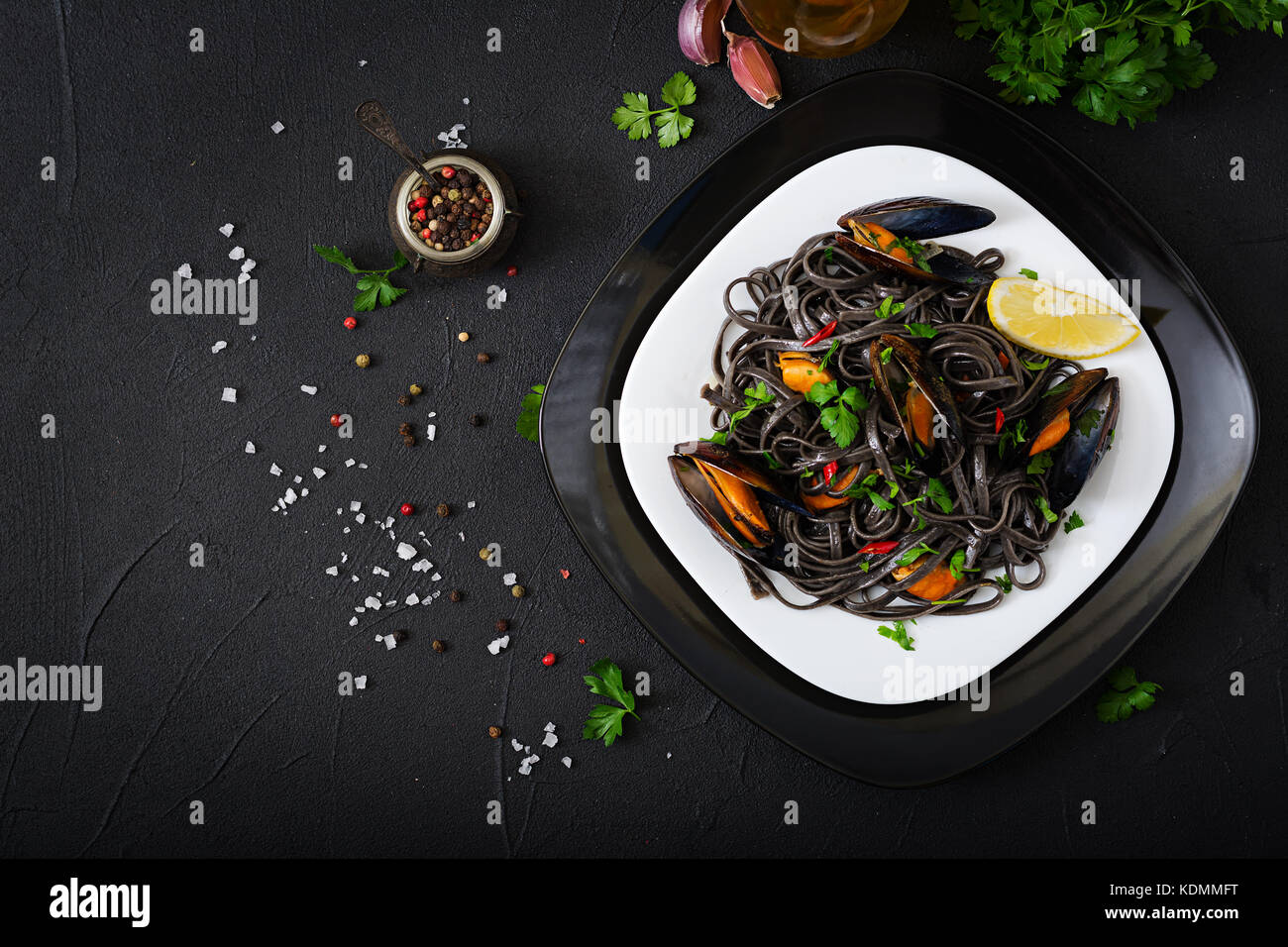 Spaghetti noir. noir pâtes aux fruits de mer aux moules sur fond noir. délicatesse méditerranéenne nourriture. Télévision. Vue de dessus Banque D'Images Spaghetti noir. noir pâtes aux fruits de mer aux moules sur fond noir. délicatesse méditerranéenne nourriture. Télévision. Vue de dessus Banque D'Images