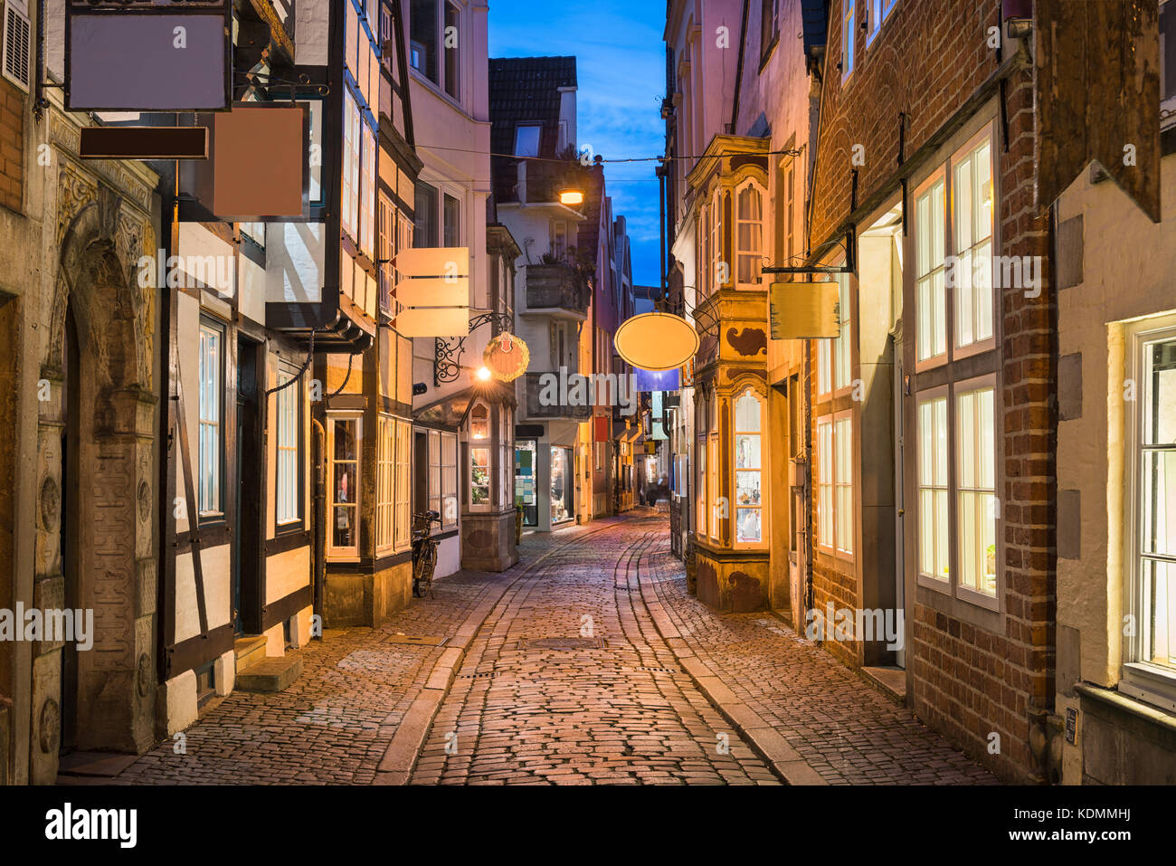 Quartier historique de Schnoor à Brême, Allemagne la nuit Banque D'Images