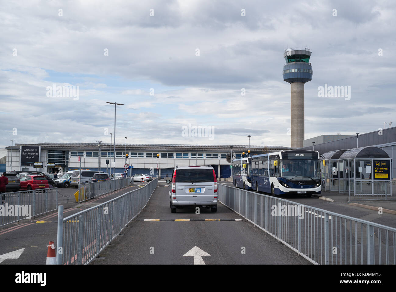 Arrêt de bus à l'aéroport East Midlands Banque D'Images