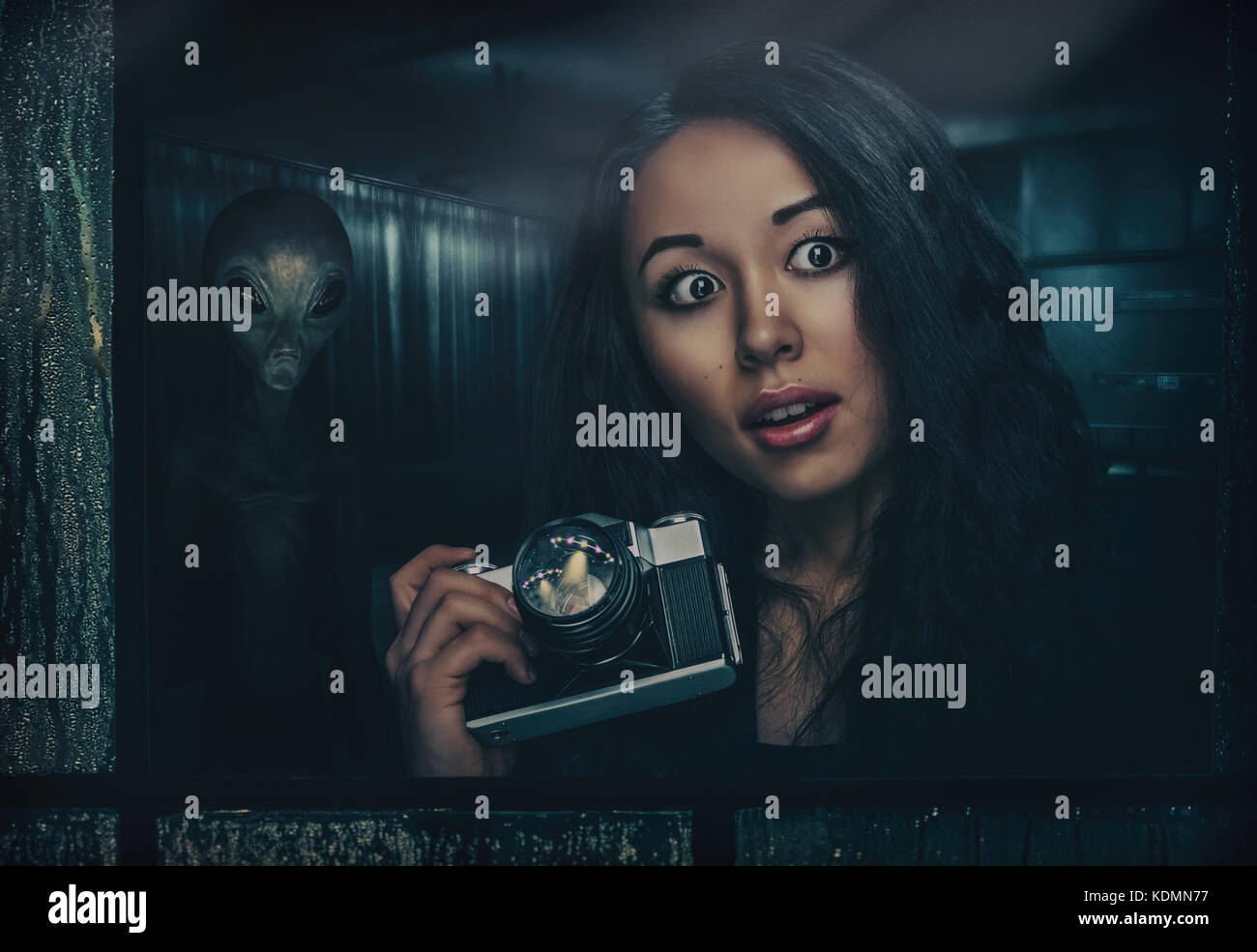 Femme avec photocamera et alien derrière elle Banque D'Images