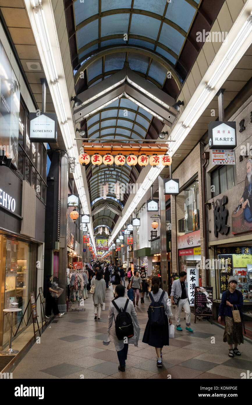 Kyoto, Japon - 18 mai 2017 : les piétons circulant dans le shin kyogoku shopping arcade Banque D'Images