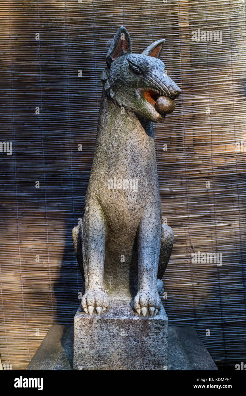 Kyoto, Japon - 19 mai 2017 : statue traditionnelle de renard en pierre, Kitsune, gardien d'animaux en plus d'un sanctuaire Inari à Kyoto Banque D'Images