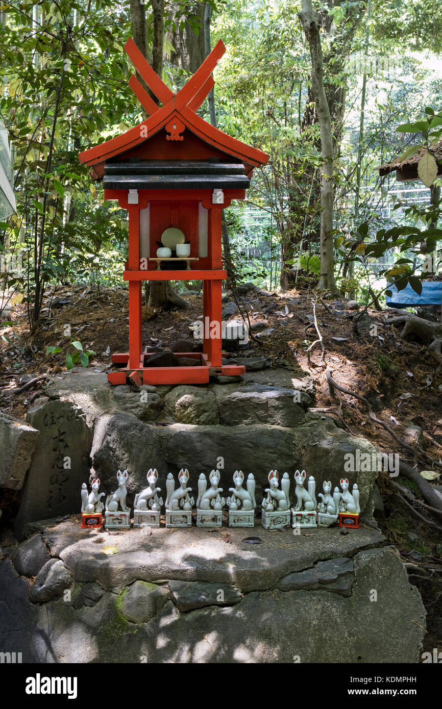 Kyoto, Japon - 20 mai 2017 : Kitsune traditionnel, gardien animal devant un sanctuaire Inari à Kyoto Banque D'Images