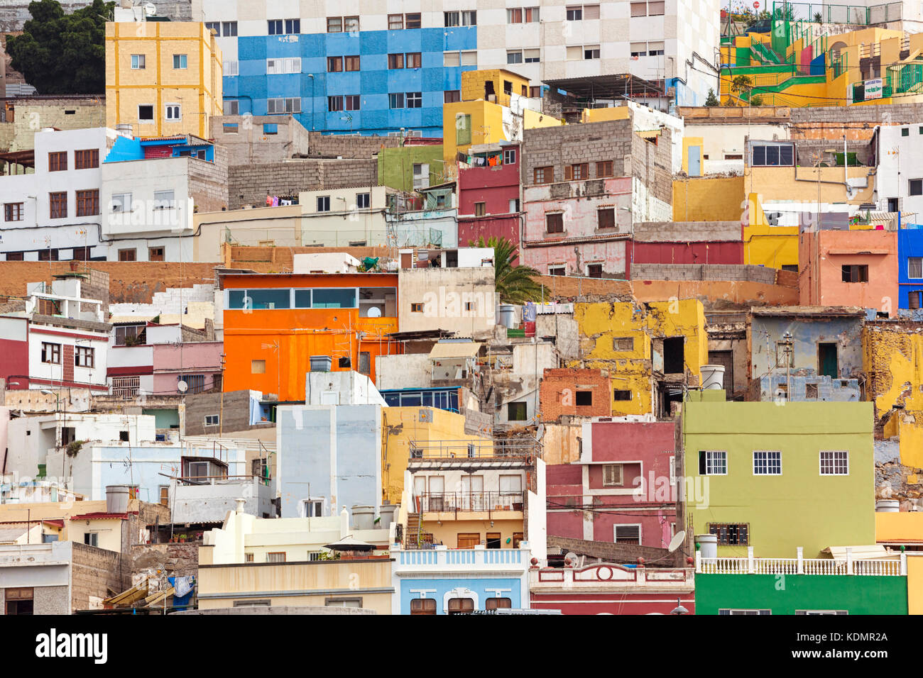 Maisons colorées dans un quartier résidentiel sur une colline à Las Palmas de Gran Canaria Banque D'Images