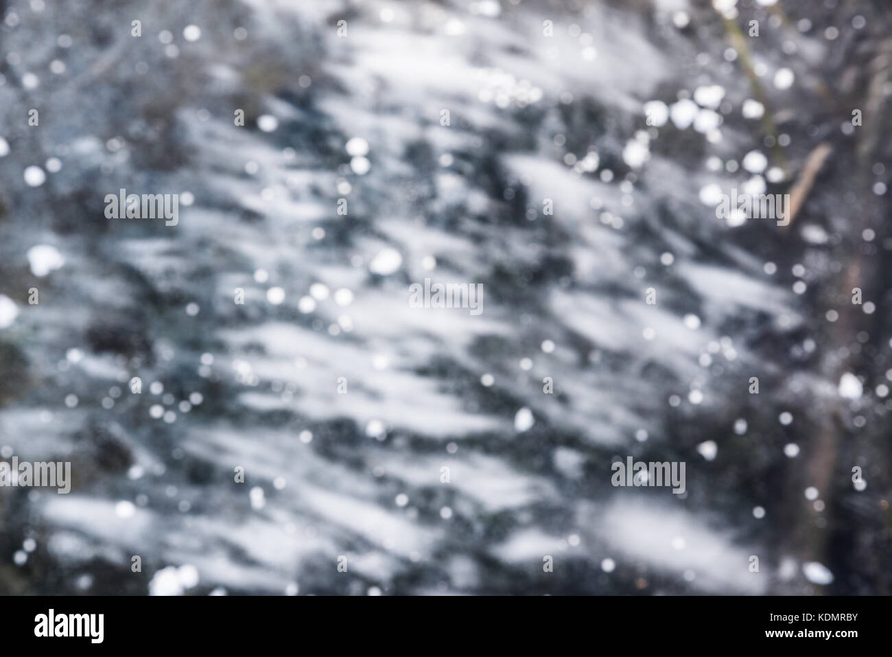 Abstract background d'hiver. l'eau d'un lac gelé. arrière-plan lumineux avec glace floue Banque D'Images
