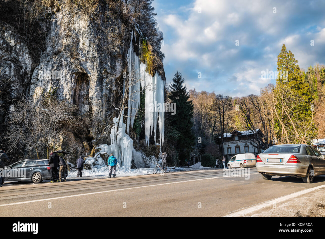 Cascade de glace. merveilles de la nature. L'hiver dans le nord de l'attraction naturelle de l'Italie. valganna grottes d'origine karstique, la destination touristique, Varese Banque D'Images