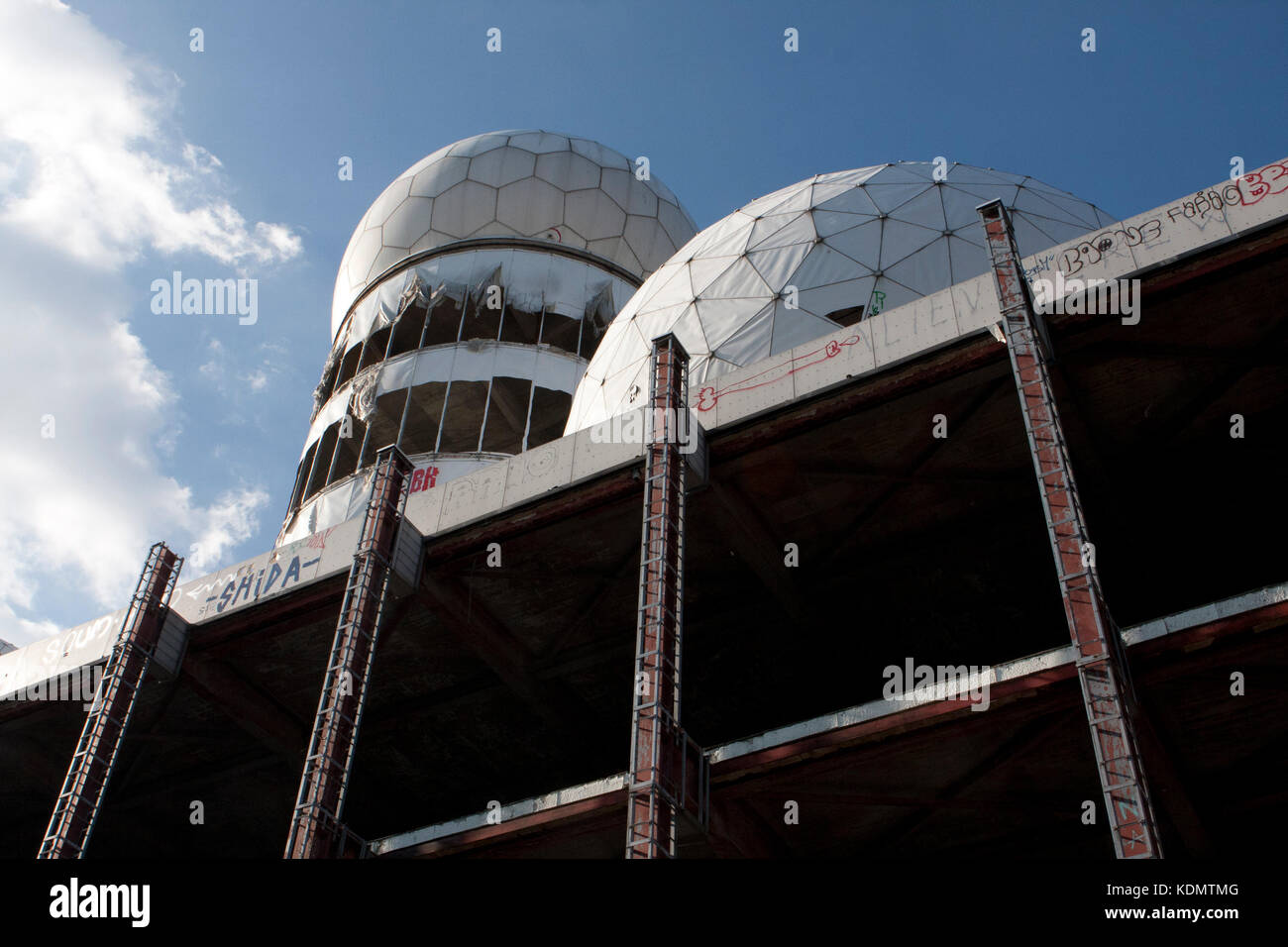 Dômes de radar à teufelsburg felsberg à partir de la guerre froide Banque D'Images