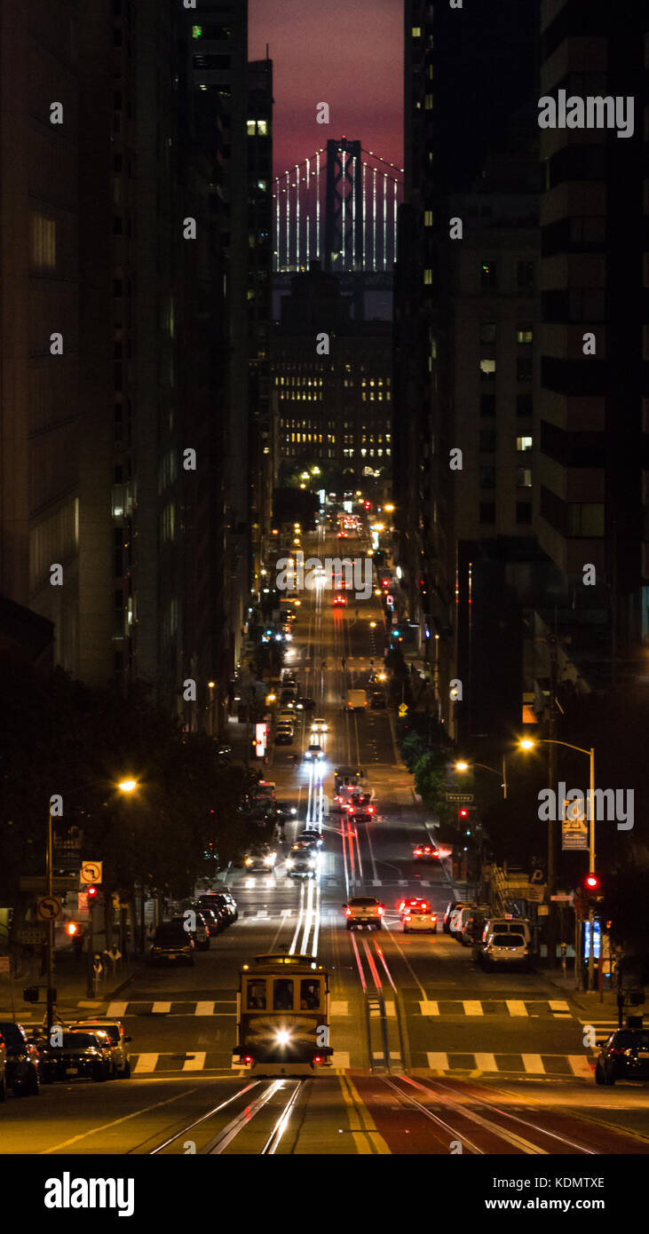 Vue de nuit en bas de l'avenue de la Californie pour le Bay Bridge avec un smoky lever du soleil en raison d'incendies de la californie avec le premier téléphérique de la journée. Banque D'Images
