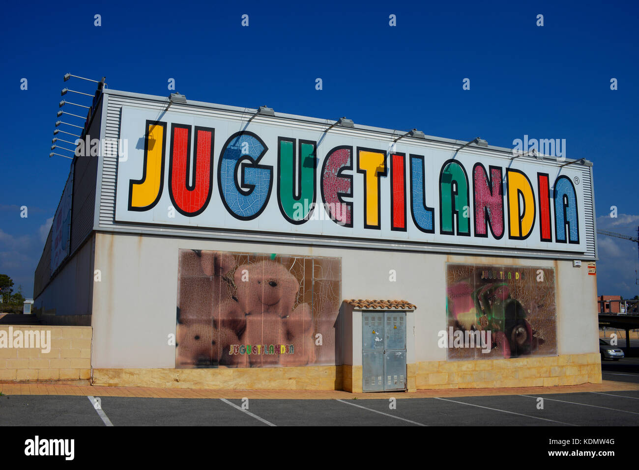 Juguetilandia magasin de jouets à Ciudad Quesada, Espagne. Fermé. Lettrage  coloré. Blanchie. photos décolorées L'espace pour copier Photo Stock - Alamy