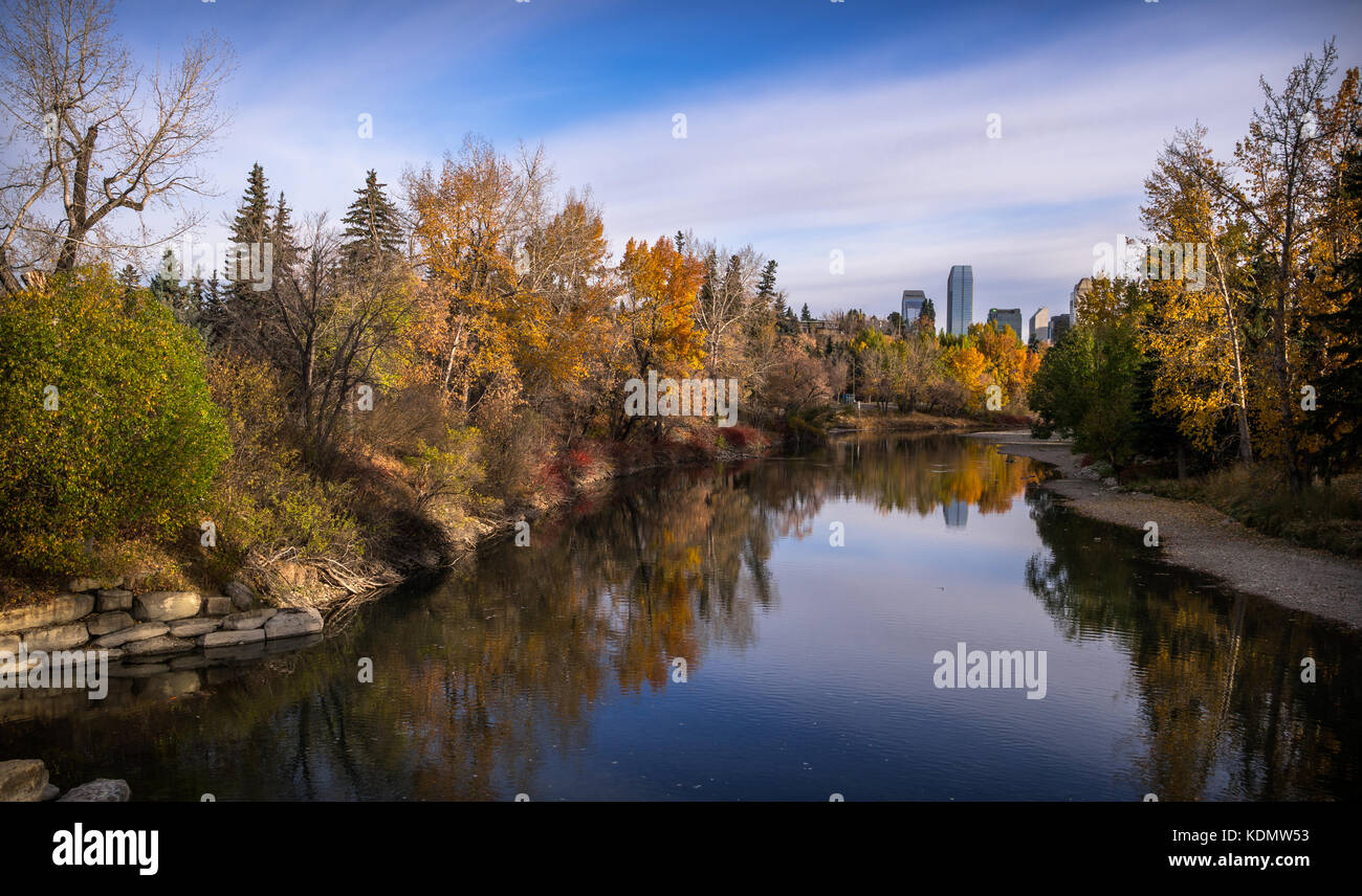 Rivière Elbow à Calgary à l'automne avec des couleurs vibrantes Banque D'Images