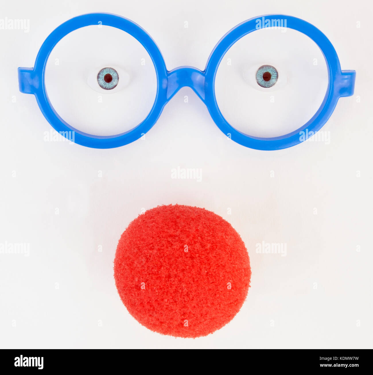 Montures de lunettes en plastique bleu simple poupée, yeux et nez de clown en mousse rouge. Banque D'Images