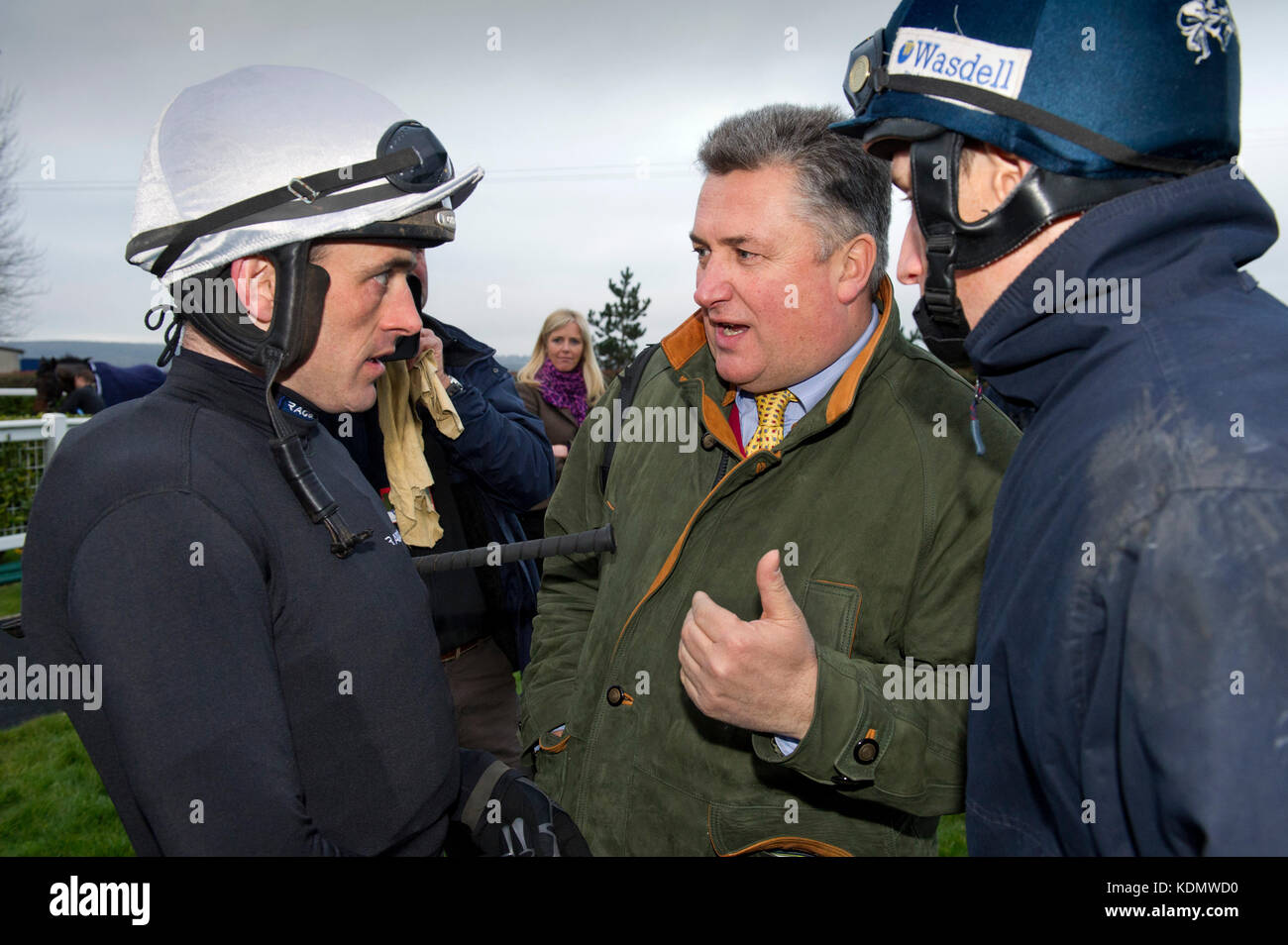 Horsetrainer Paul Nicholls à l'Hippodrome de Wincanton avec 'cheval Kauto Star', jokeys Darryl Jacob (bouchon bleu) et Ruby Walsh (bouchon blanc) Banque D'Images