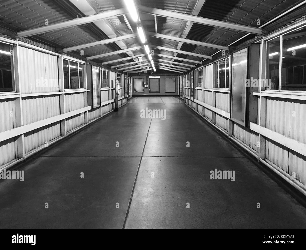 La photographie en noir et blanc. sur le sentier de la gare de Hounslow West, Londres Banque D'Images